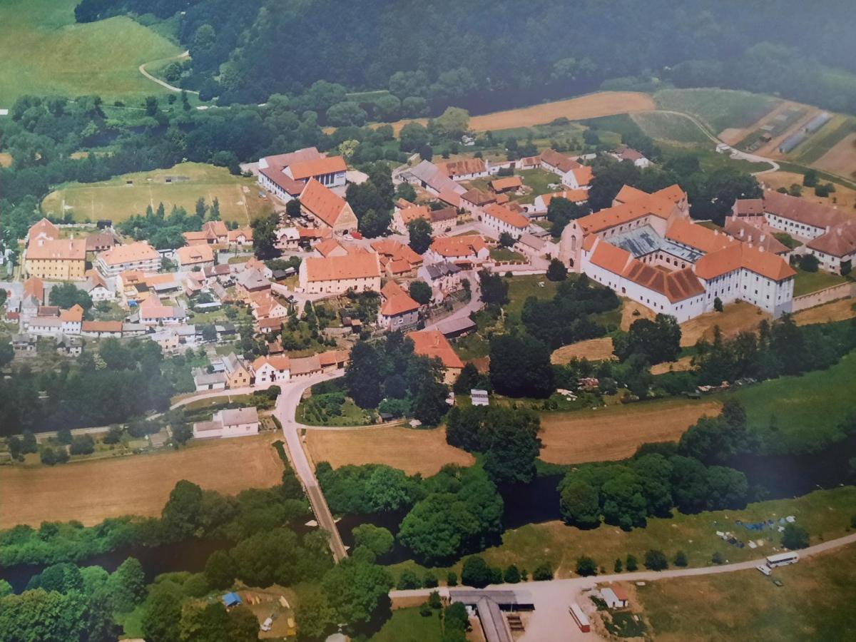 Penzion Zahrada Nad Rekou, Restaurace A Kavarna - Parkovani Gratis Zlatá Koruna 외부 사진