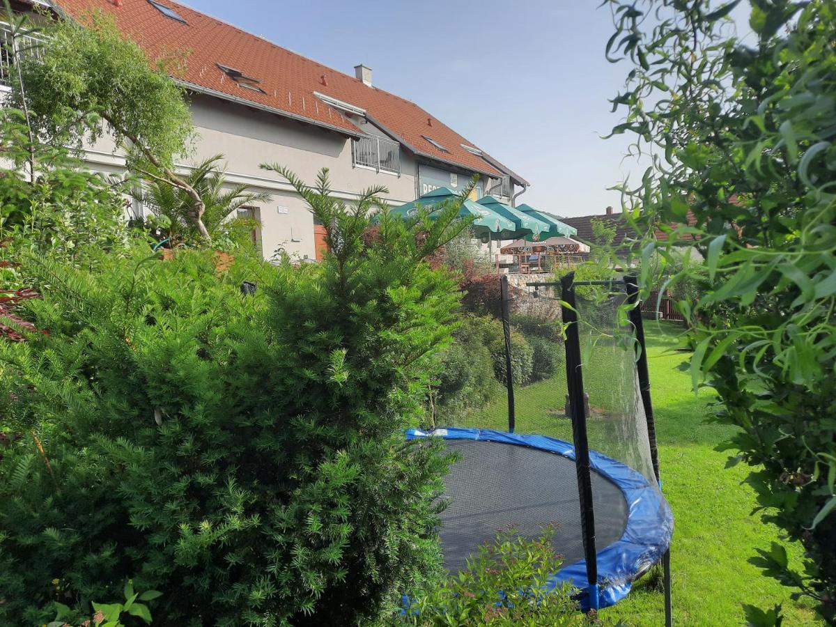 Penzion Zahrada Nad Rekou, Restaurace A Kavarna - Parkovani Gratis Zlatá Koruna 외부 사진