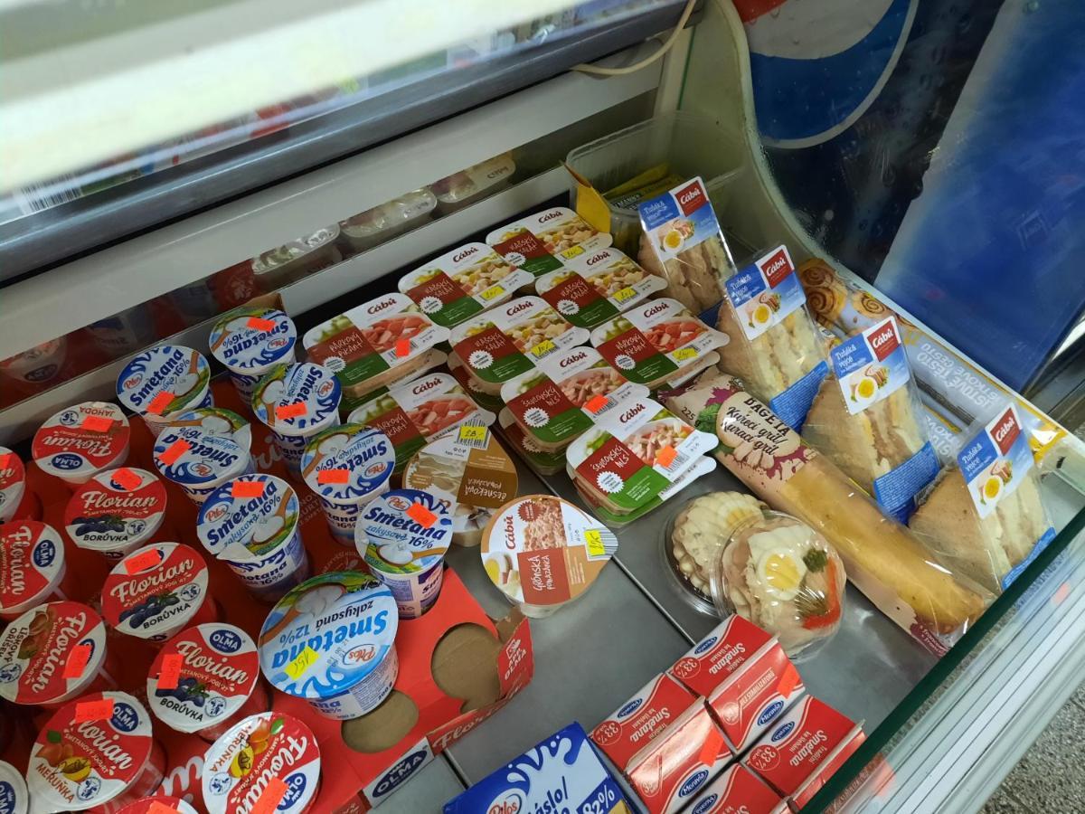 Penzion Zahrada Nad Rekou, Restaurace A Kavarna - Parkovani Gratis Zlatá Koruna 외부 사진