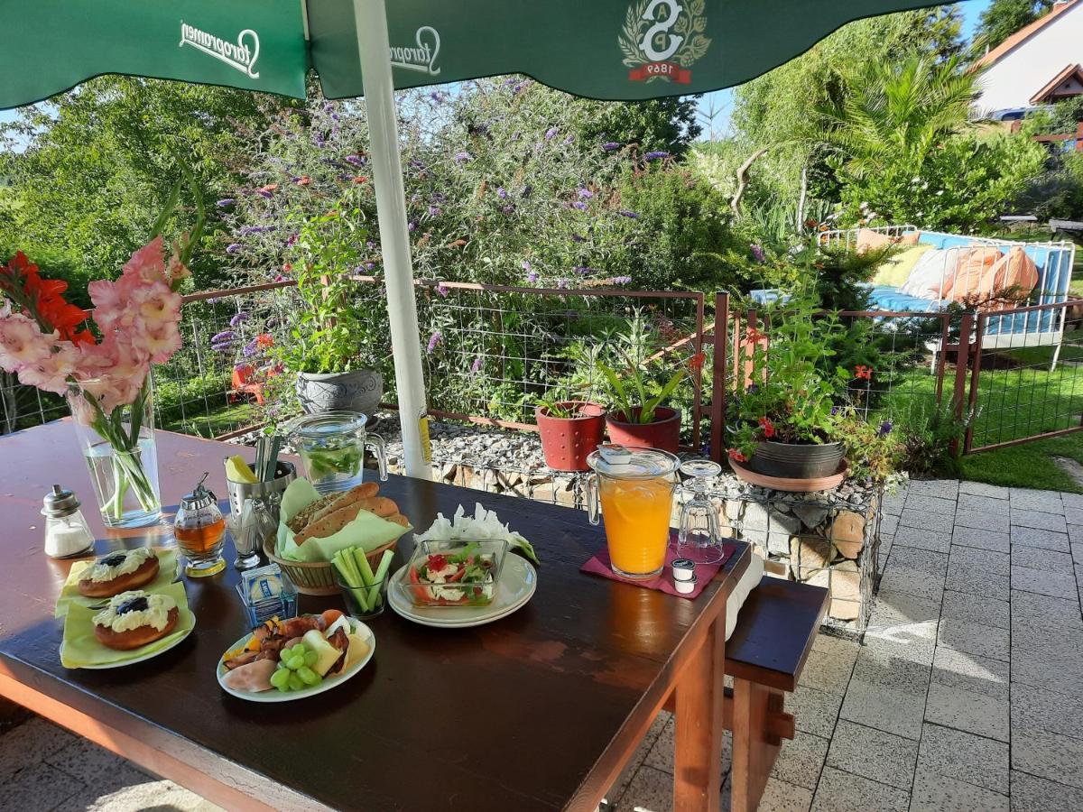 Penzion Zahrada Nad Rekou, Restaurace A Kavarna - Parkovani Gratis Zlatá Koruna 외부 사진