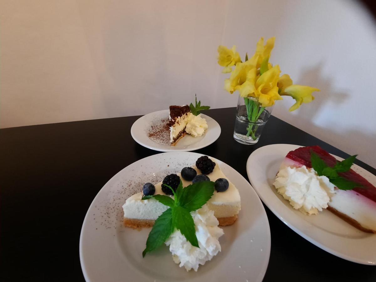 Penzion Zahrada Nad Rekou, Restaurace A Kavarna - Parkovani Gratis Zlatá Koruna 외부 사진