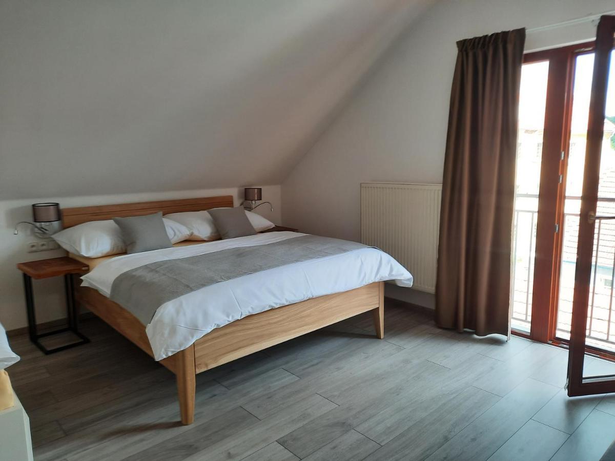 Penzion Zahrada Nad Rekou, Restaurace A Kavarna - Parkovani Gratis Zlatá Koruna 외부 사진