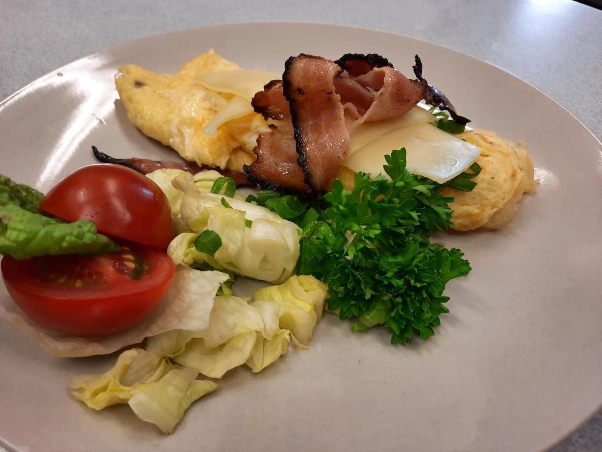 Penzion Zahrada Nad Rekou, Restaurace A Kavarna - Parkovani Gratis Zlatá Koruna 외부 사진